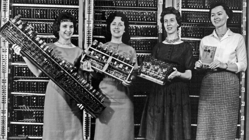 4 female programmers in front of an early computer